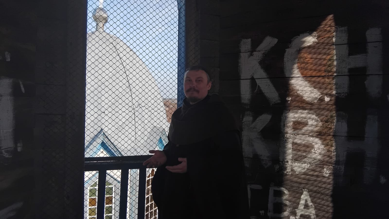 Отець Віталій на дзвіниці храму в селі Дягова. Фото авторки