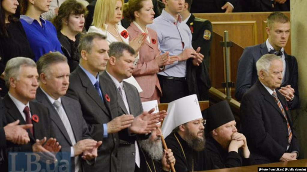 У 2015 році під час виступу президента Петра Порошенка Онуфрій не встав разом з усіма, коли згадували українських військових. Фото: lb.ua